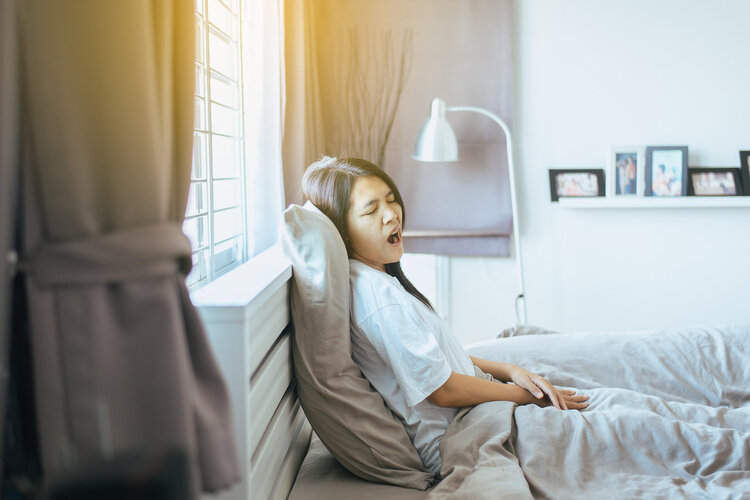 睡眠不足，过度疲劳损伤大脑，身体发出这5个症状，抓紧时间睡觉