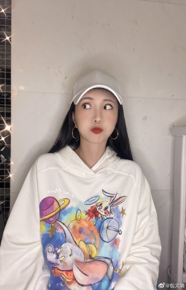 包文婧晒女儿近照，饺子涂口红托腮甜笑，颜值变化大越长越漂亮