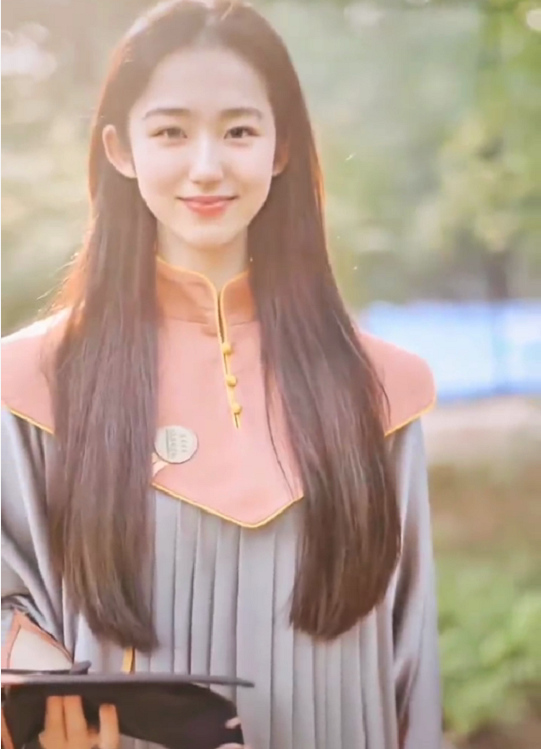 中央美院的“国风学士服”火了，风格唯美而庄严，尽显华夏风姿