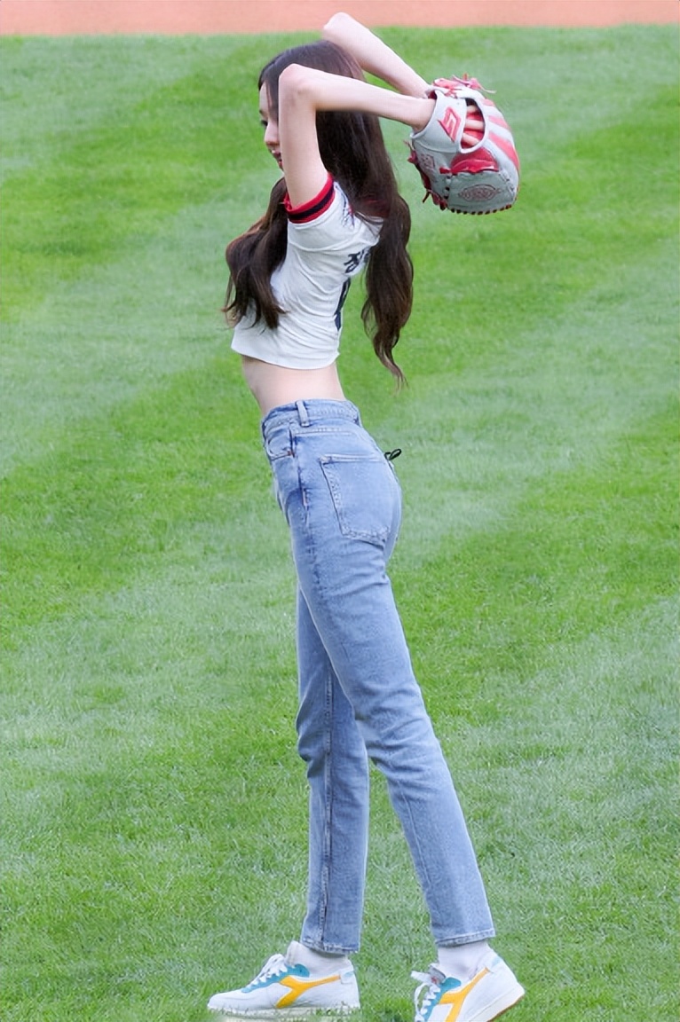 张元英为棒球联赛开球，18岁身材比例惊人？应该是P图夸张吧？