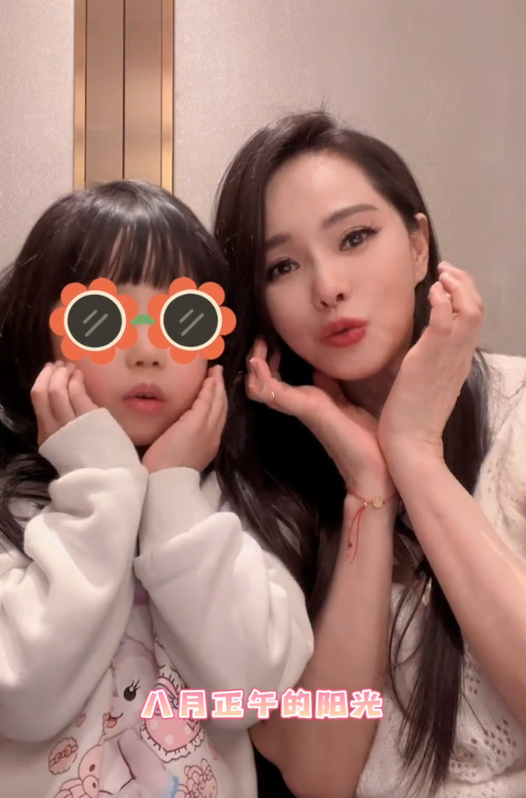 54岁伊能静与女儿合唱，5岁米粒越长越像妈妈，母女卖萌超有爱