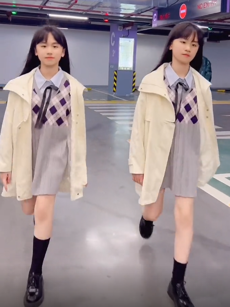 全网最默契姐妹花：“复制粘贴”双胞胎，自学跳舞圈粉1600万