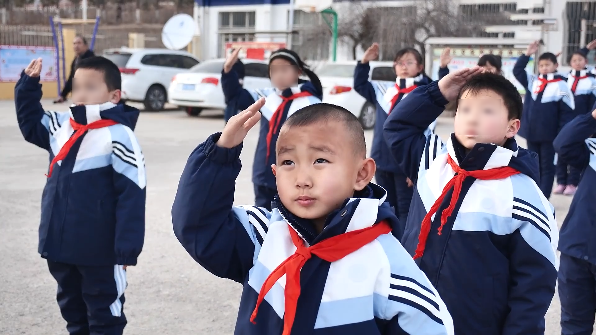“我妈走了，我爸坐牢了”！7岁男孩憋着不哭，梦想成为消防员