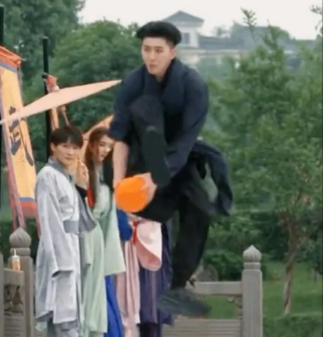 肖战打篮球帅,还是蔡徐坤打篮球帅?