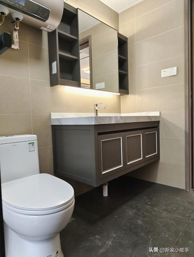 他家116平新中式风格，全屋文雅又大气，进屋就被入户玄关迷住