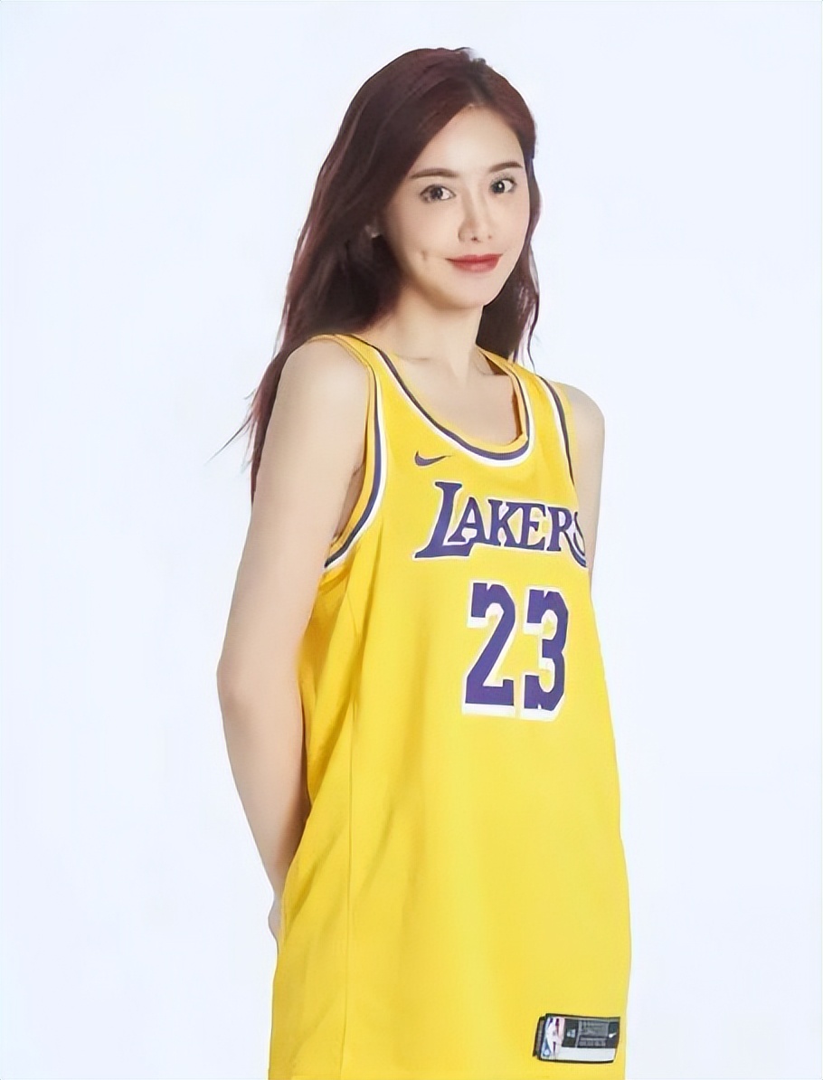 nba为什么老多美女(湖人美女主播晒比基尼照，被网友说太平，美娜回复高情商)