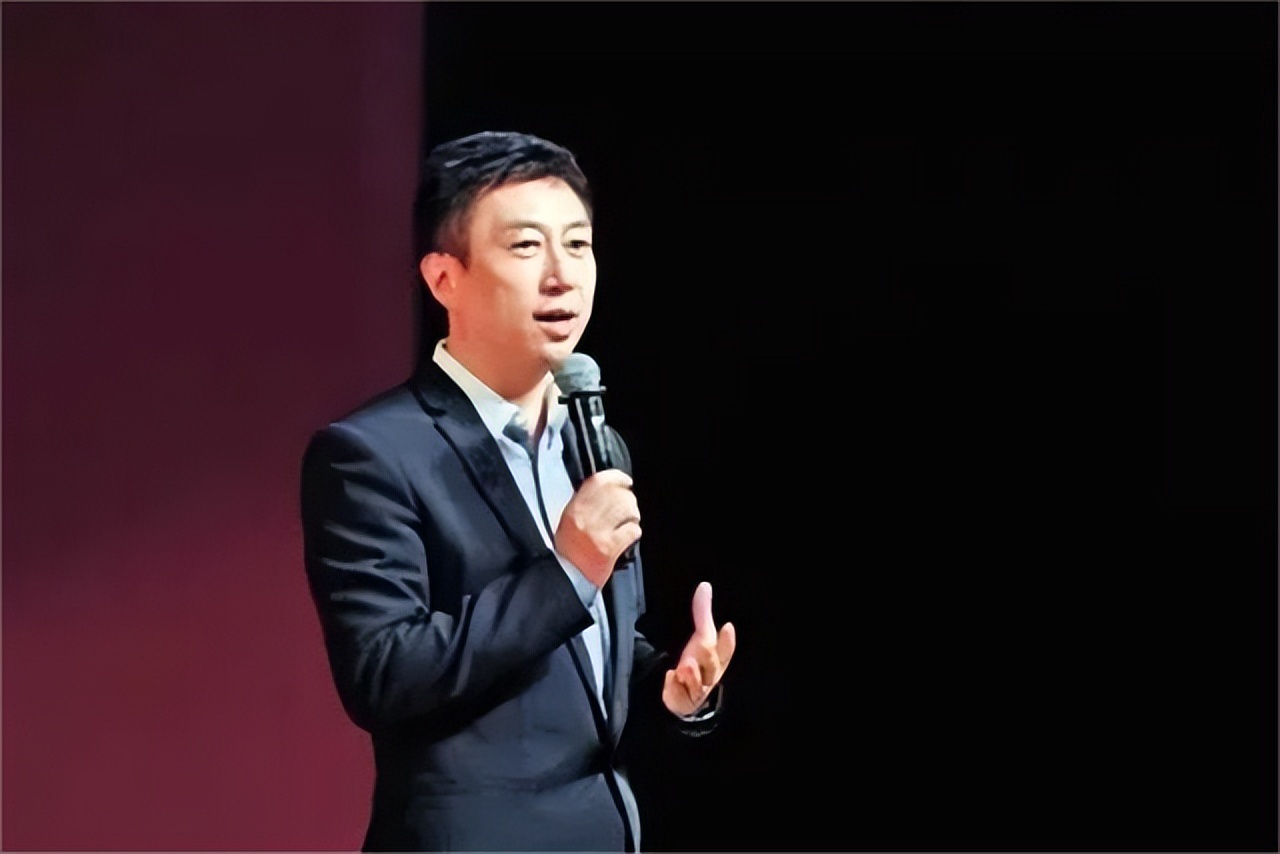 央视主持人陈伟鸿：55岁依然儒雅知性，一儿一女让人很羡慕