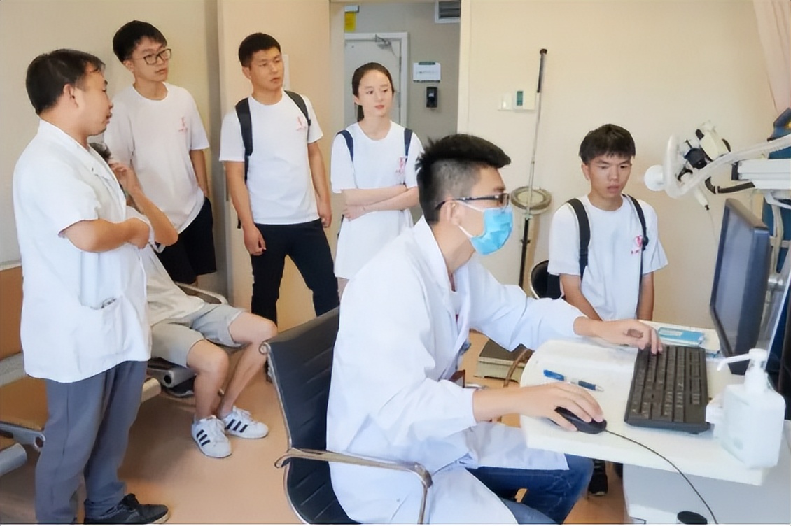 大学生就业5年各专业收入，榜首收入令人羡慕，医学专业仅排第8