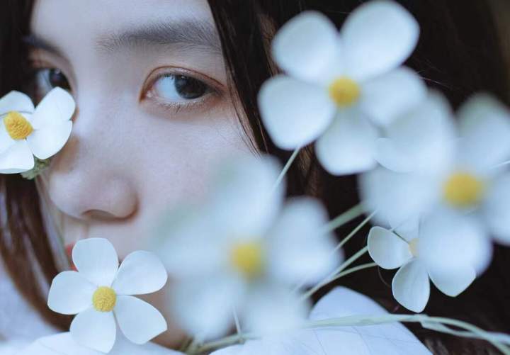 拍照顯臉小的方法，都很簡單易學(xué)，給女朋友拍照一定要學(xué)會