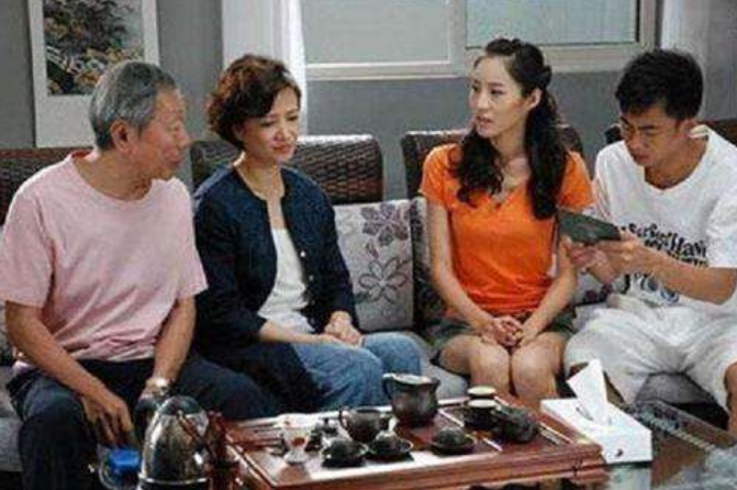 大学生带女朋友回家，初次见面便共居一室，母亲直言接受不了