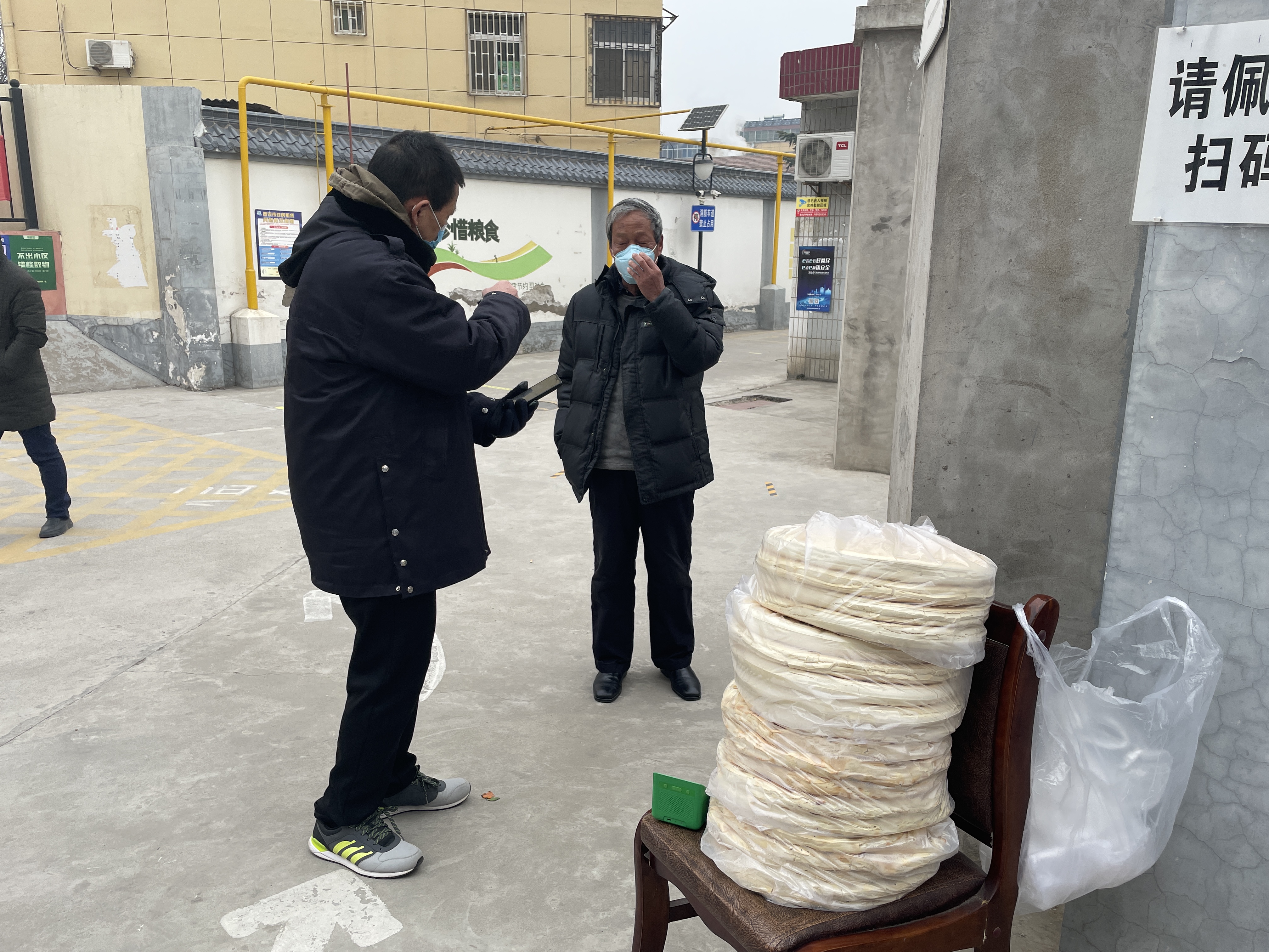 西安临潼检察院：“新兵老将”齐上阵，奔走防疫第一线