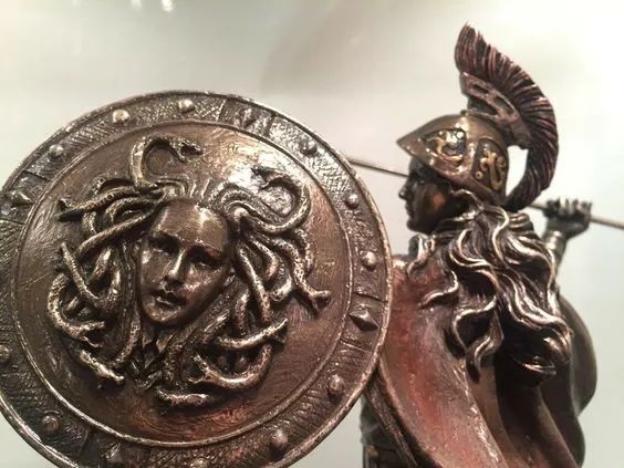 关于美杜莎的故事简短 _飞翔号