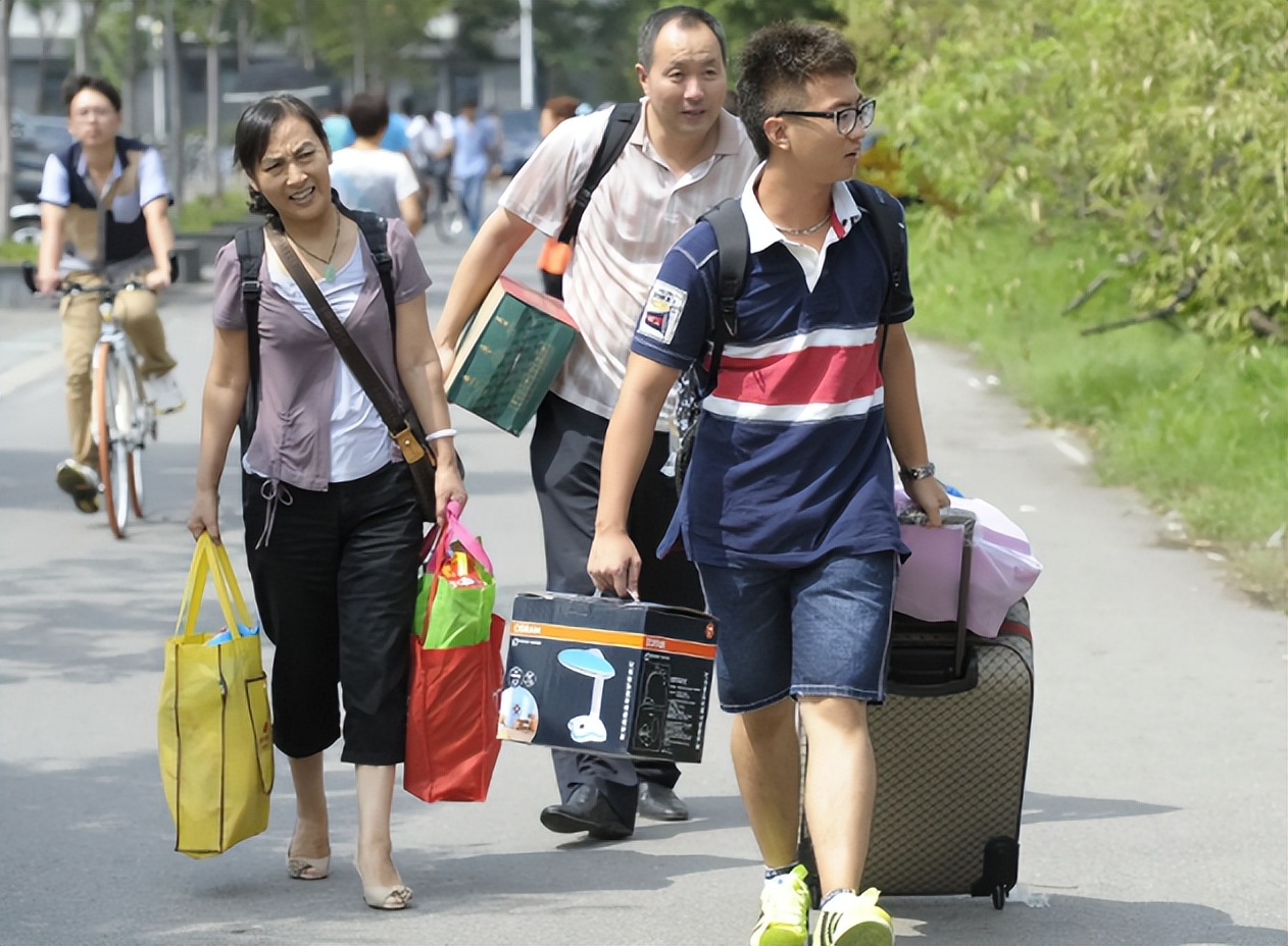 为啥上大学后，学生除了要生活费很少主动联系父母？心酸却是常态