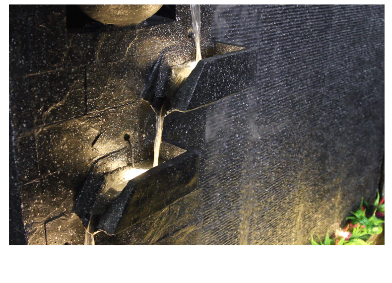 院子再小也要造个水景，鱼池上面架玻璃，人在上面走，鱼在下面游