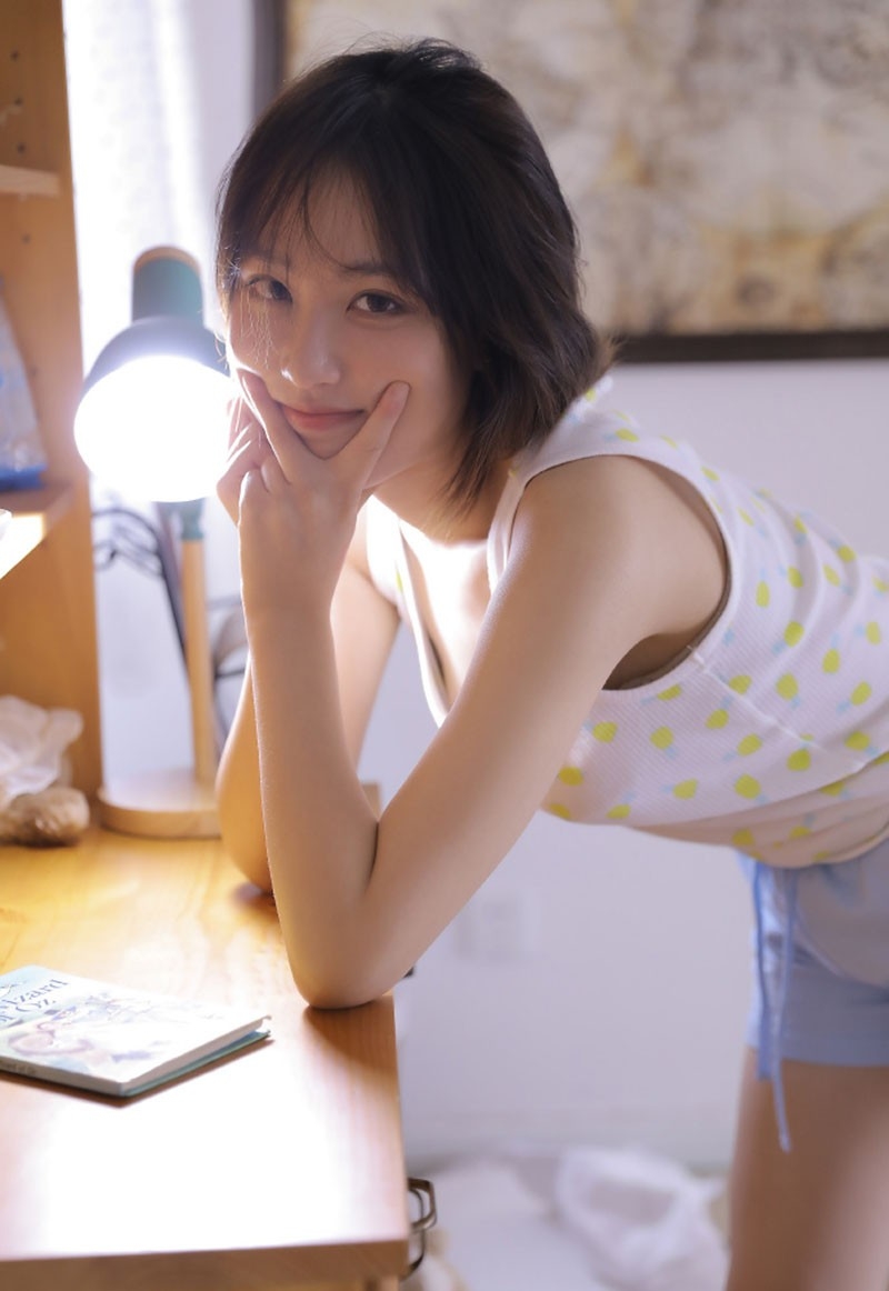 圆脸小姐姐 背心短裤穿搭 尽显青春活力