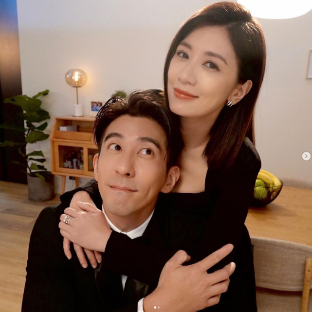 贾静雯晒全家福为波妞庆生，三个女儿全是高颜值，一家五口超幸福