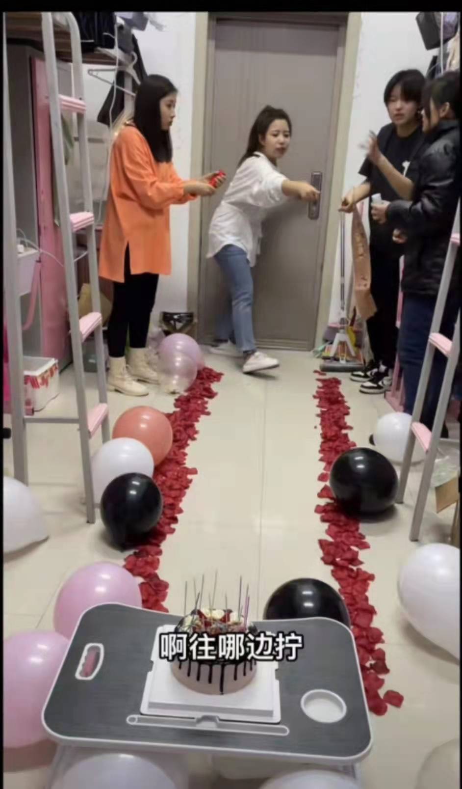 “我以为你们不跟我玩了”，女大学生寝室制造惊喜，结局亮了