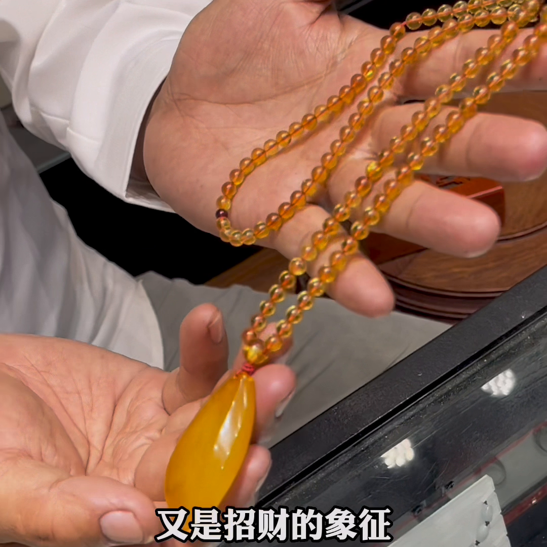 蜜蜡人生与北京的朋友结缘,今天我想分享我珍藏的三彩翡翠手链