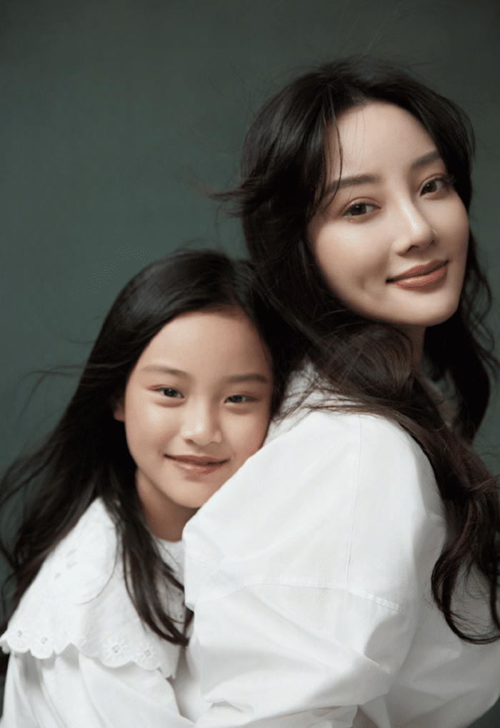 李小璐懒理新恋情传闻，晒照回顾2021，母女拍故宫写真温情满满