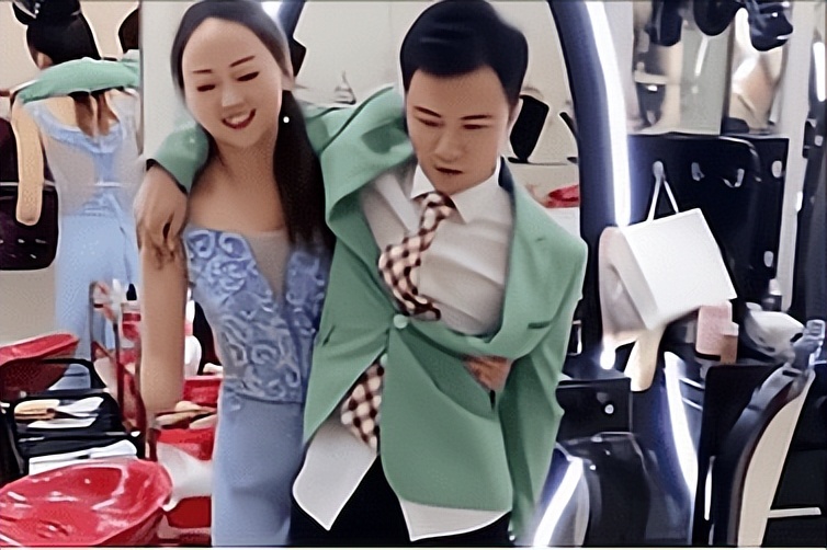 无腿丈夫出轨女粉丝，断臂妻子带孩子回老家，2年后结果大快人心