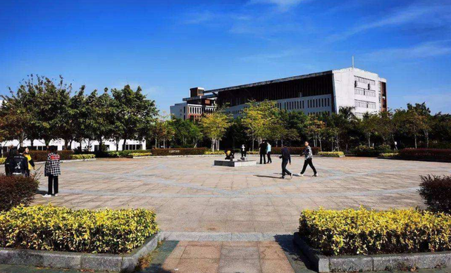 华南第一农校，实为中山大学分校，现升为双一流