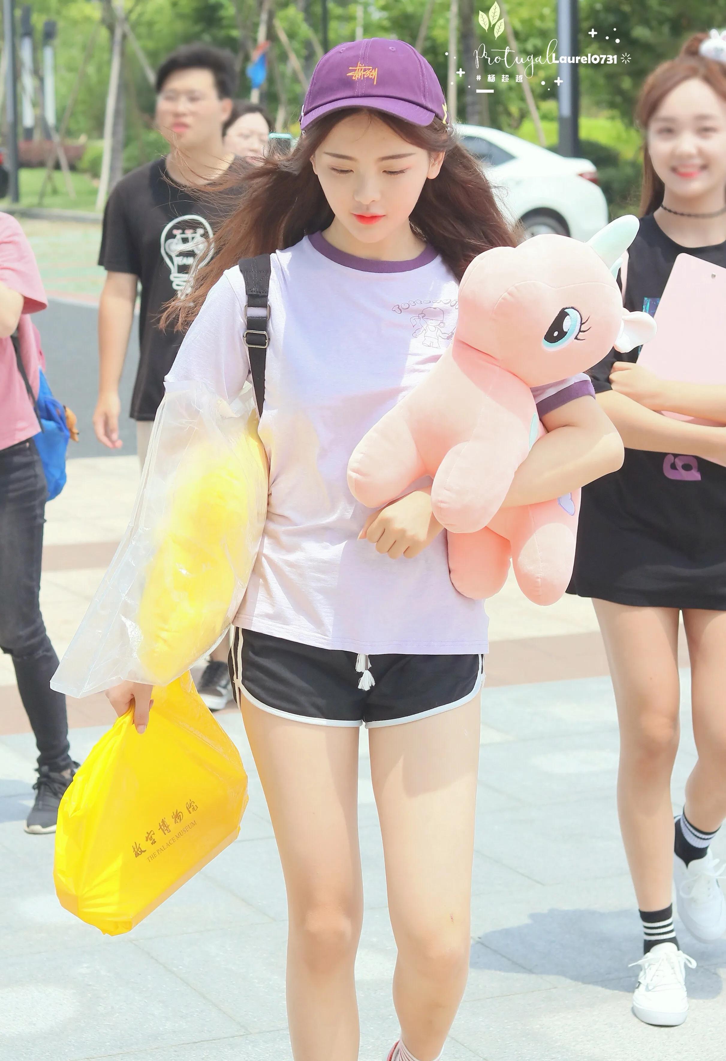 杨超越灰白色短袖T搭配黑色短裤，元气少女