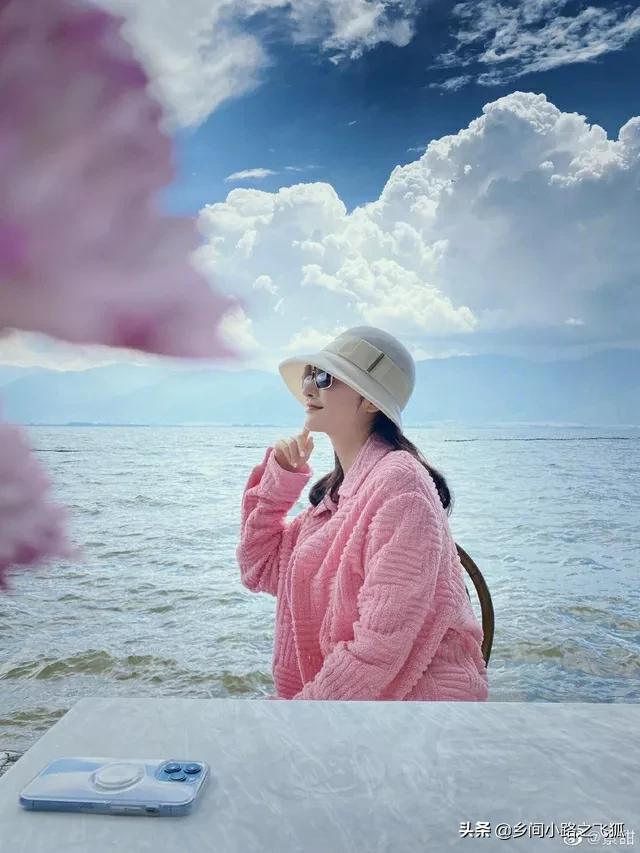 景甜置身碧海蓝天 穿粉外套撩拨长发好甜美