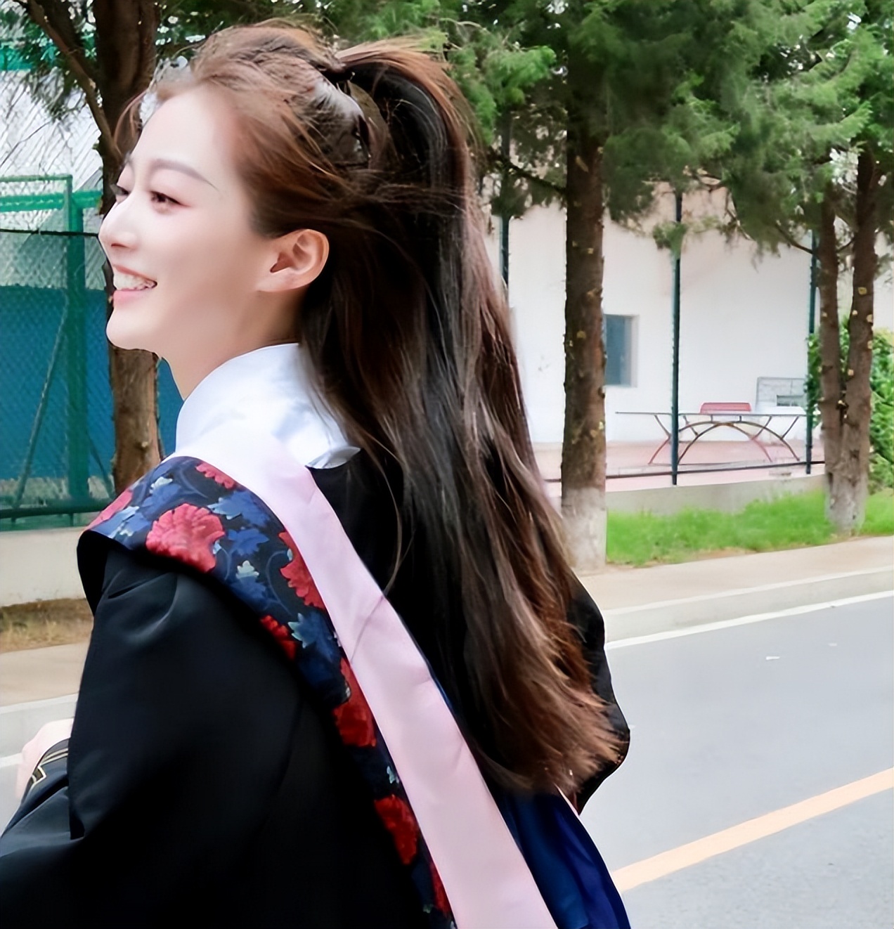 冯琳毕业合照流出，笑容甜美清新可爱，但比起室友还是略有逊色