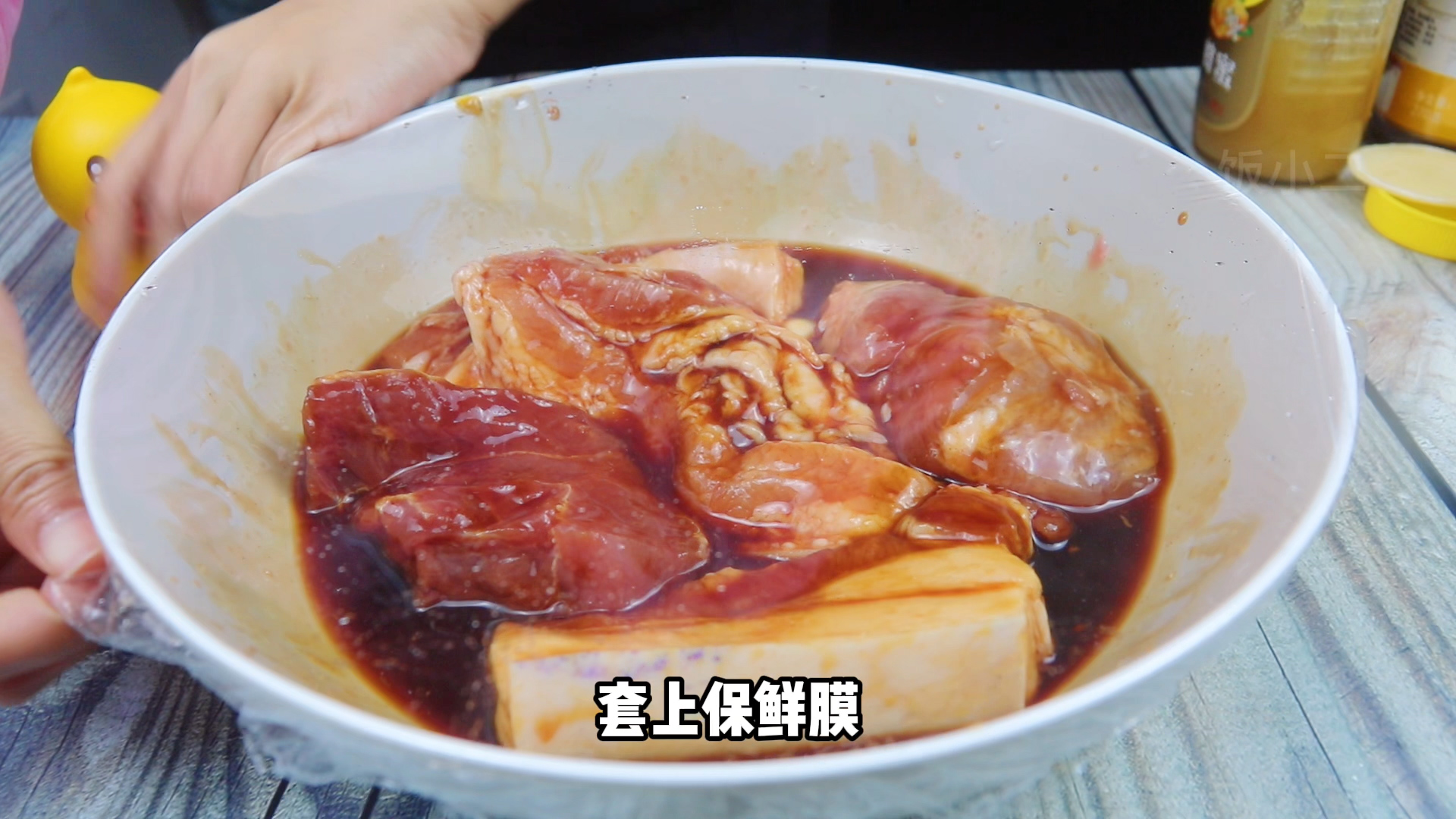 “蜜汁叉烧肉”的正宗做法，不烤箱不油炸，一撕马上爆出蜜汁