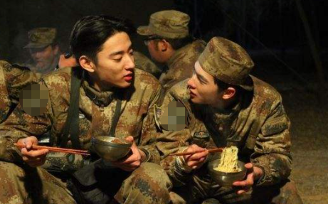 让人舔脚趾，当众凌辱学员，盘点那些令你难以想象的明星恶臭行为