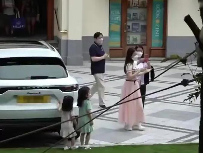 郭富城一家出游其乐融融，俩女儿穿姐妹装活泼可爱，岳父很显年轻