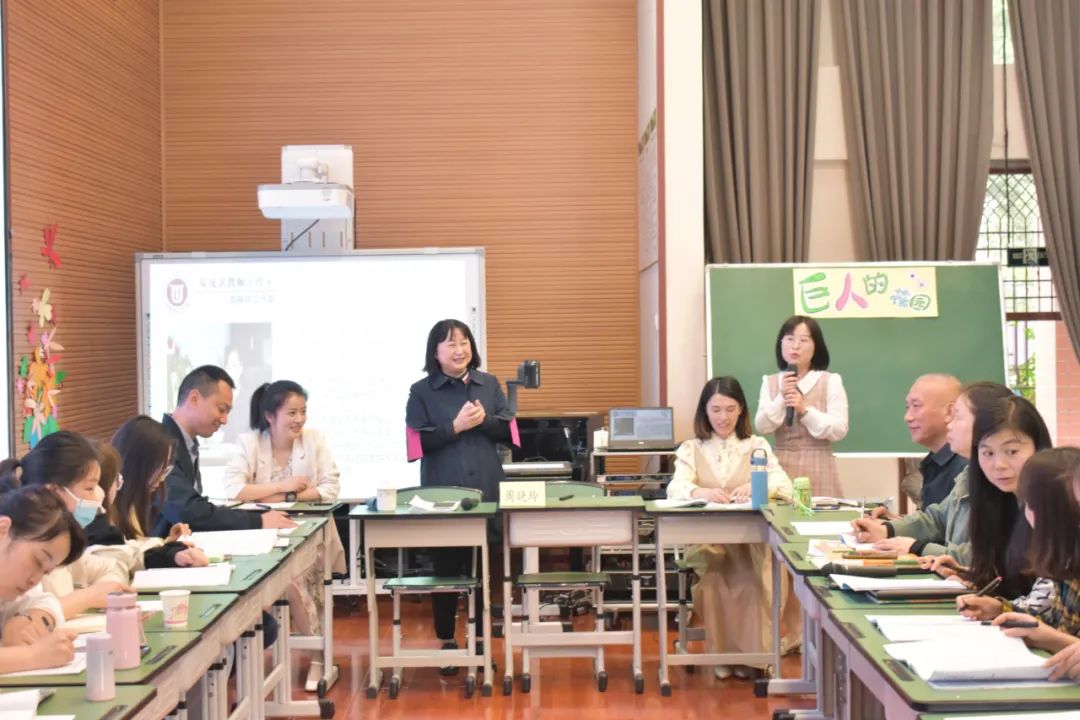 双流区名师周晓玲工作室学员们在导师周晓玲的带领下送教金桥小学
