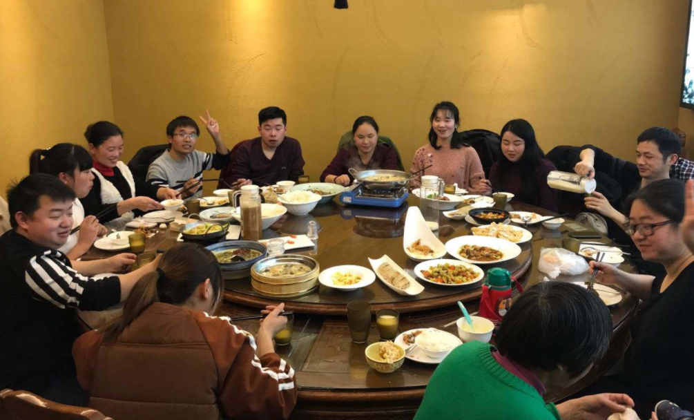 单位饭局领导众多，该如何敬酒？套用这3种话术，能说会道受重用