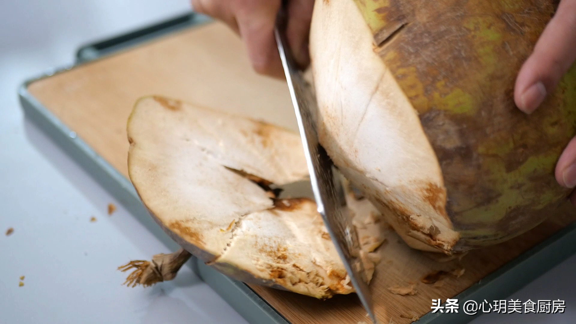 椰子怎么切开两半吃里面的果肉，自己在家快速切椰子图解