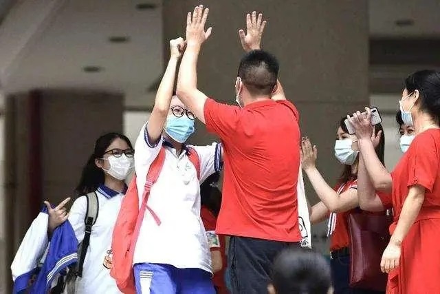 贵州神童13岁考上985，茅台承诺资助4年费用，为何仅1年就停了？