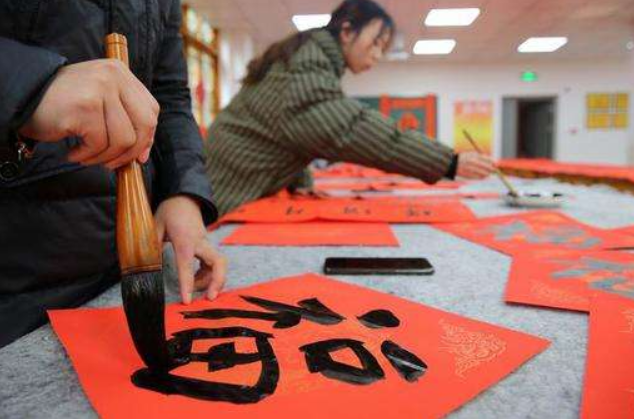 大学寝室“春节对联”走红，学生们祭出家底，没点文化都看不懂