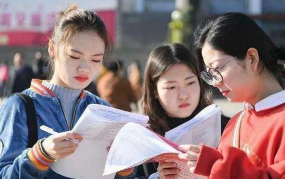 大学生街头采访，“985第一名”和“清北倒数第一”，你选择哪个