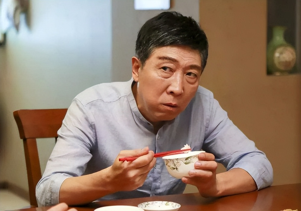 “爸爸专业户”韩童生：放弃铁饭碗当演员，与妻子恩爱多年很幸福