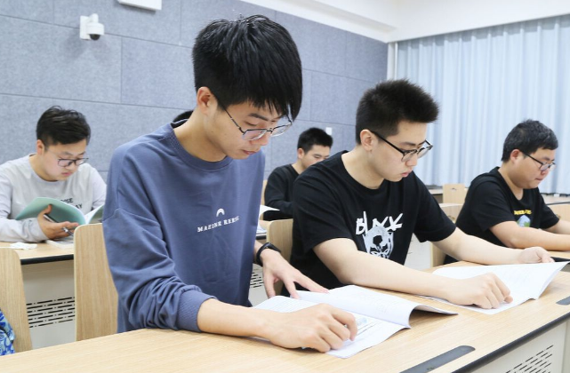 一张同学聚会“阶层表”，揭露不同学历的差距，985学生让人羡慕