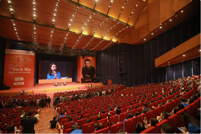 2017年，与马云对话的越南大学校花吴庆玲，如今已毕业考虑从商