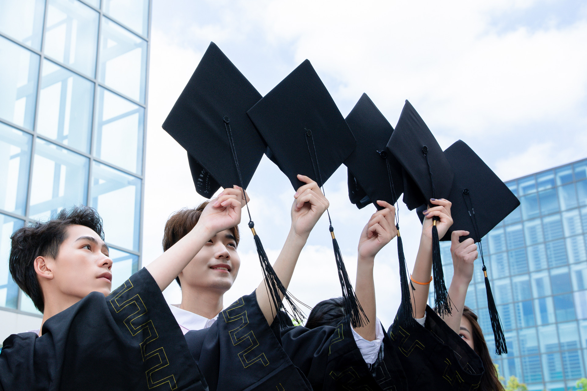 成考录取通知书一般什么时候发放，什么时候入学？