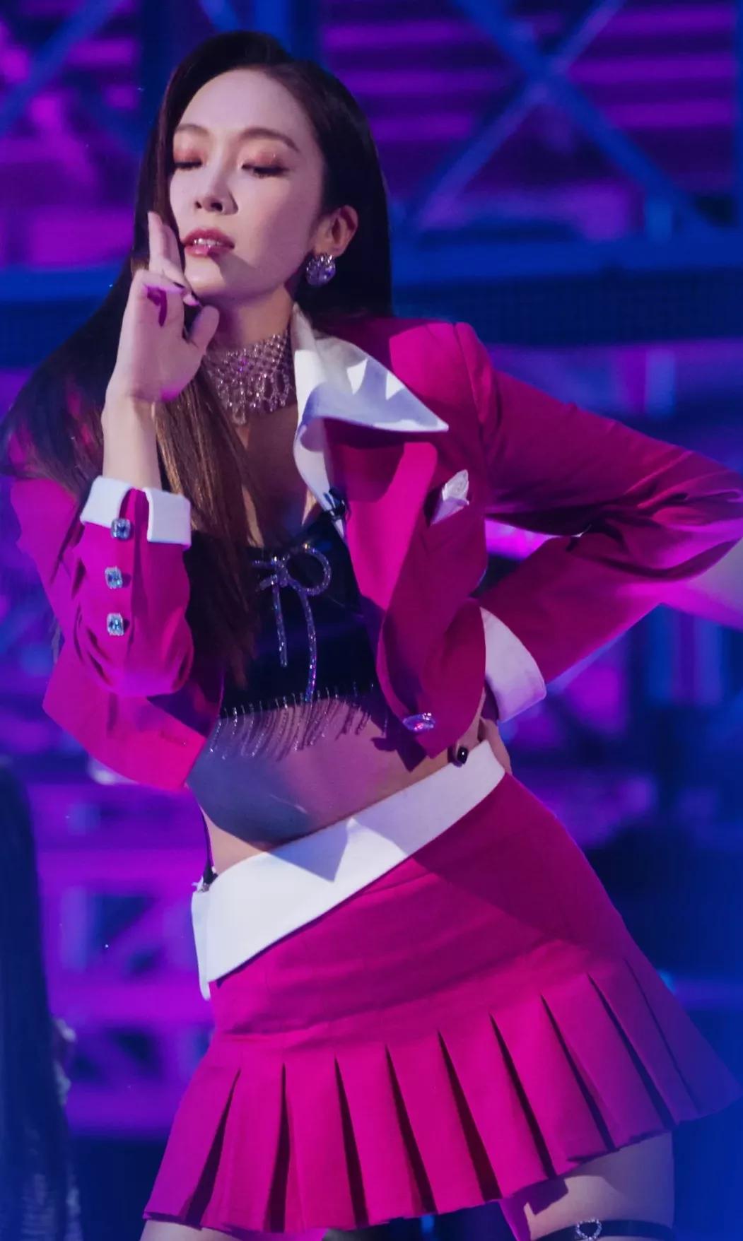 郑秀妍美丽动人