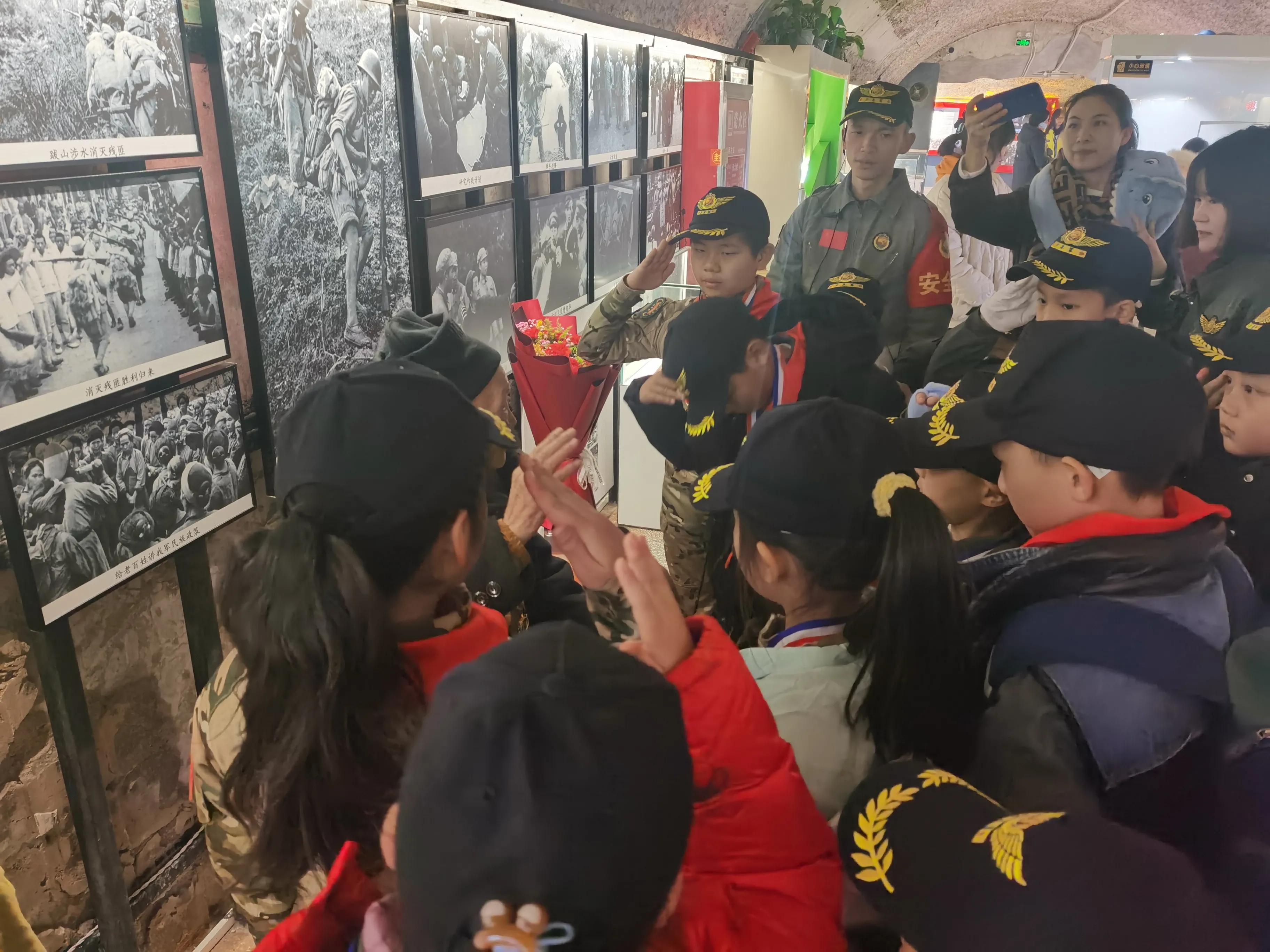 贵州200多名少年军，元旦贵阳祭先烈，聆听4位老英雄战斗故事