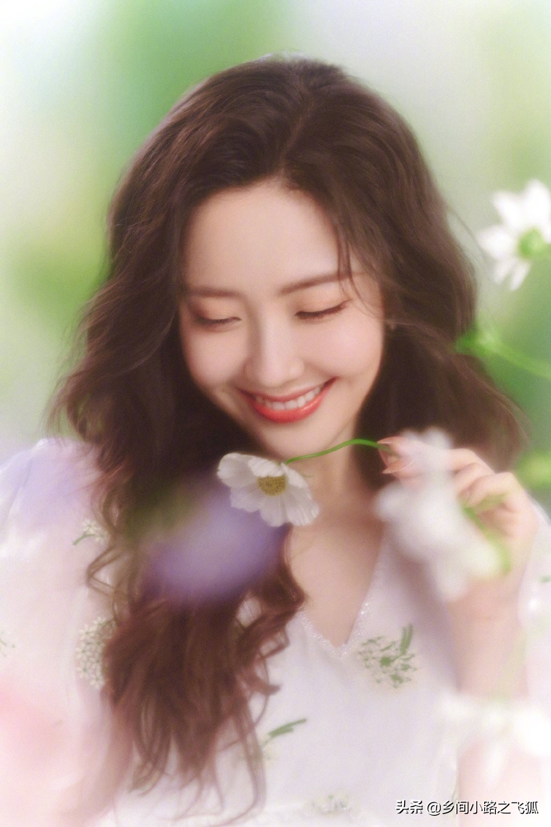 王艺瑾 新歌《喜欢你》MV甜度超标，唯美梦幻芍药花海衬托歌曲浪漫​​​