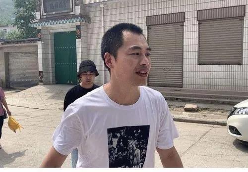 3年前男子狂扇老师，老师直说对不起，男子：记得以前咋削我的吗