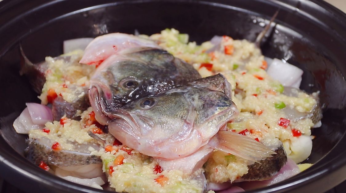 春天，遇到这鱼别手软，刺少肉多，这样做后蒜香味十足