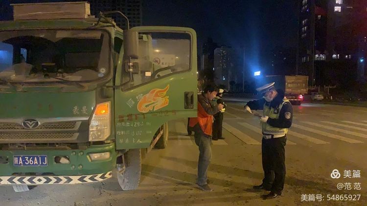 西安交警雁塔大队特勤分队：严查工程运输车违法，持续开展三大行动