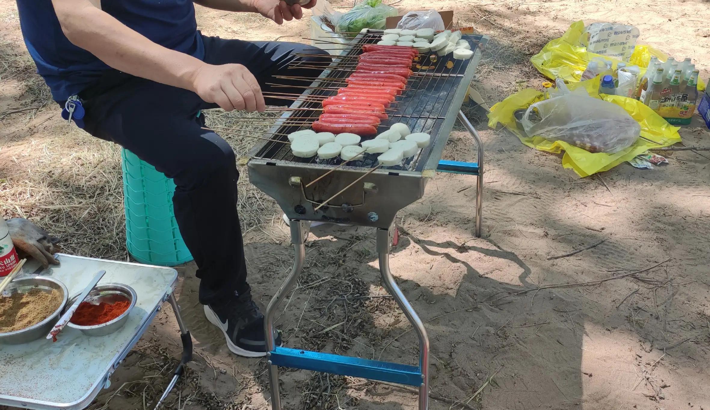 户外露营烧烤需要带哪些东西(户外露营烧烤需要带哪些东西去)