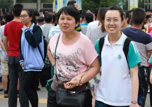 高考当天为啥不能穿校服？过来人说出答案，防止作弊只是一方面