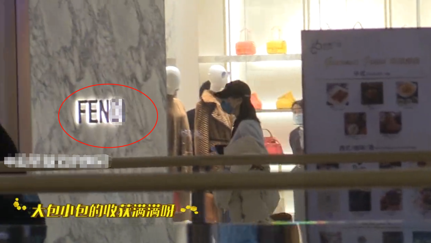 迪丽热巴不修边幅逛商场,手里提满奢侈品,边走边掏耳朵不顾形象